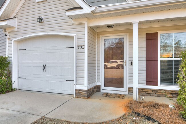 Building Photo - 703 Sycamore Ct