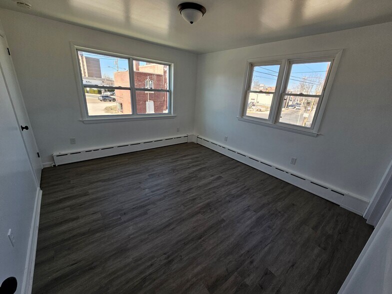 Building Photo - 15-17-17 E Main St