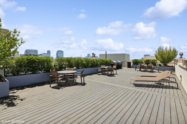 Building Photo - 758 N Larrabee St