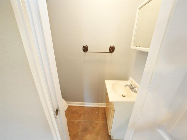 Building Photo - 625 Waugh Way
