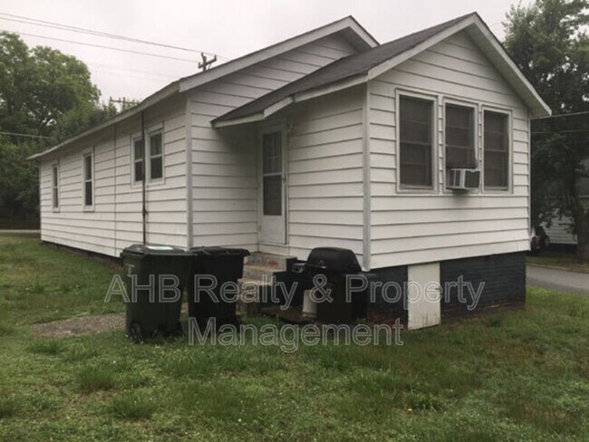 Building Photo - 1104 W Webb Ave