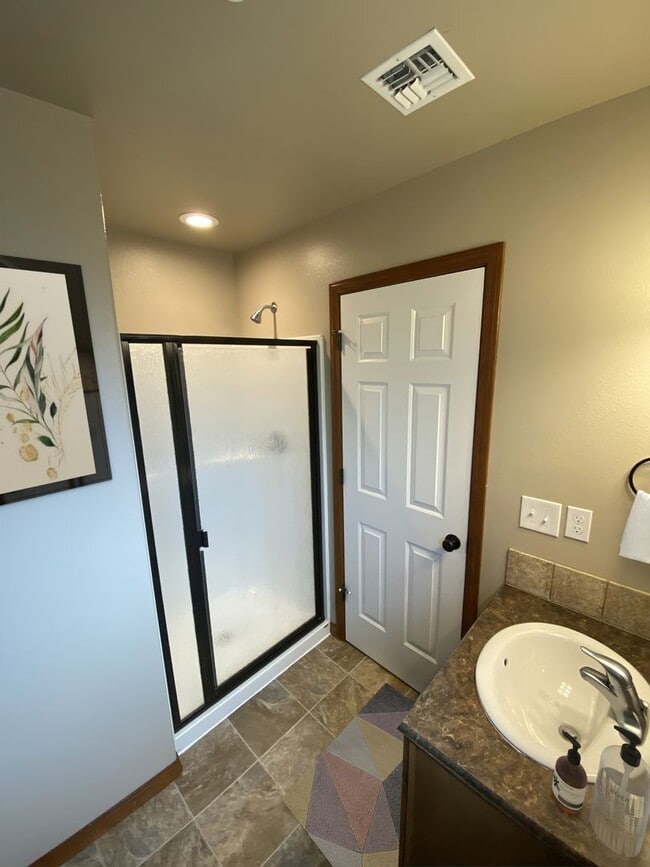 Building Photo - Fresh Price Drop + Move-In Ready: Doesn't Get Any Better Than That!  Oh wait- How about Saving $1...