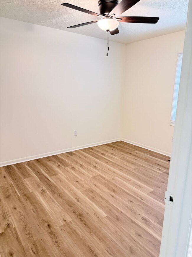 Building Photo - Weston Ridge E