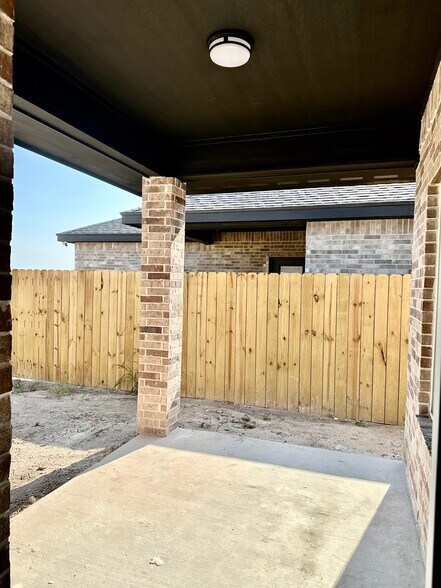 Building Photo - 1006 Escondido Ln E