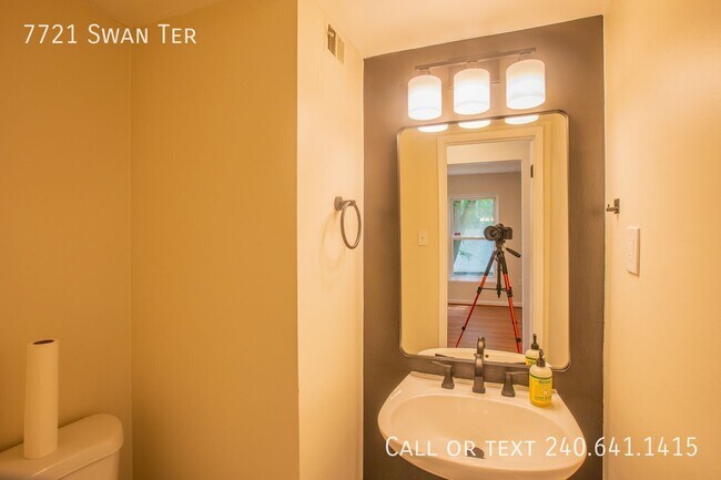 Building Photo - 7721 Swan Terrace