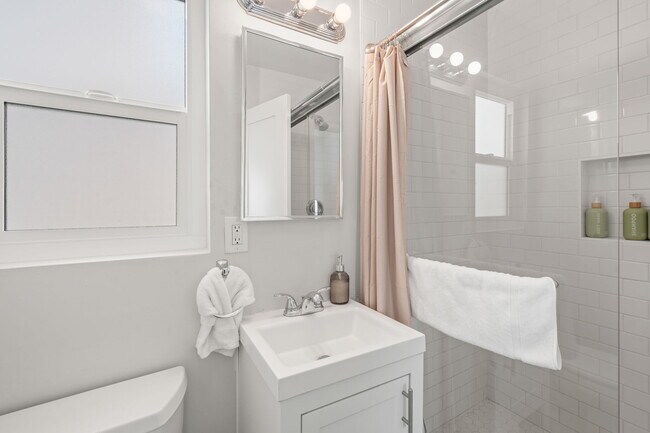 Building Photo - 3640 Princeton Ave