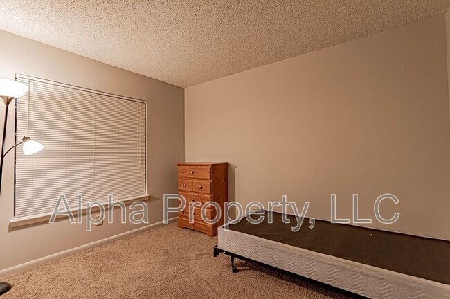 Building Photo - 220 Elm St