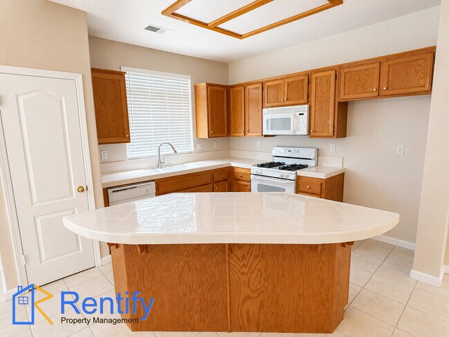 Building Photo - Charming Seven Oaks Home - 4Bed, 2Bath - Gardener Included!