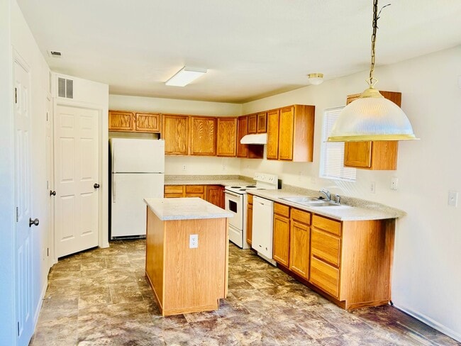 Building Photo - Upper 2 bed, 2 bath Condo on Leland for rent!