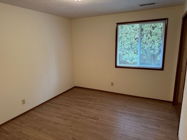 Building Photo - Three Bedroom Home in South Salem