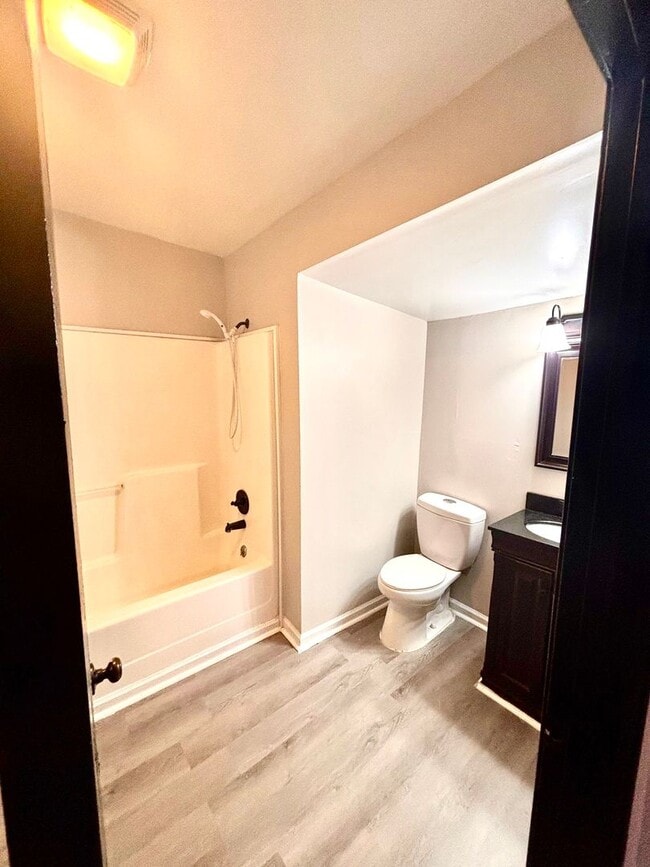 Building Photo - 833 W Oak- Move in ready!