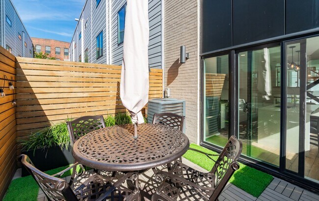 Building Photo - Three Bed Olde Kensington Home