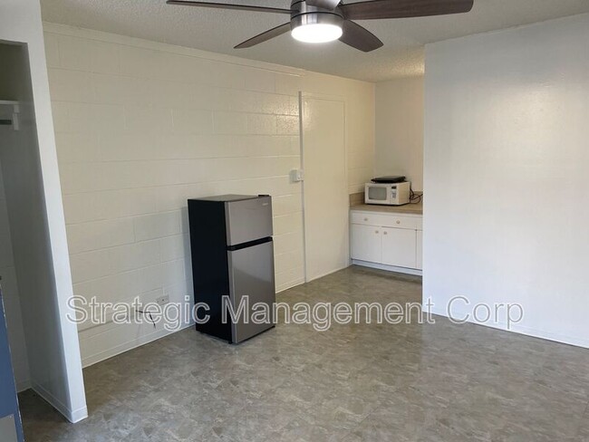 Building Photo - 1301 Lusitana St