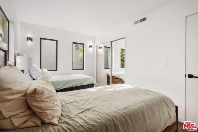 Building Photo - 3601 Dixie Canyon Pl