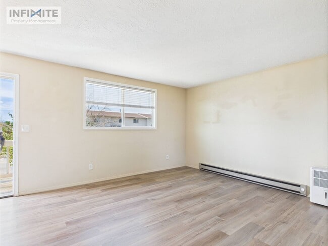 Building Photo - 2 Bed | 1 Bath | 884 Sq Ft