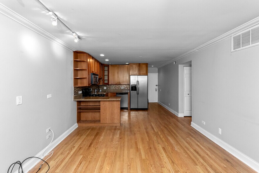 Building Photo - 2036 N Larrabee St