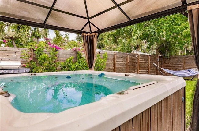 Building Photo - 422 Phippen Waiters Rd