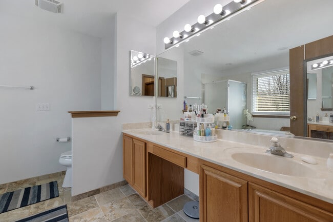 Building Photo - 526 Normandy Ln