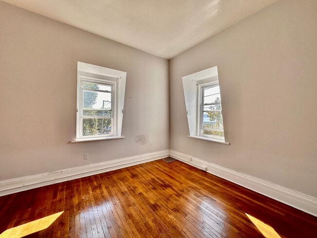 Building Photo - 20 Main St