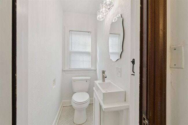 Building Photo - 1905 N Brauer Ave