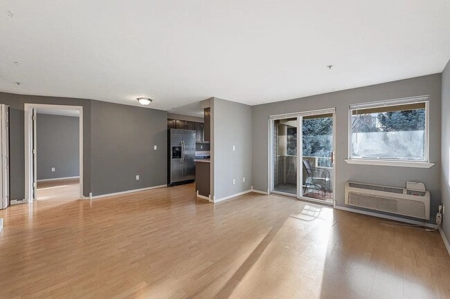 Building Photo - $1,600 - 1 Bed / 1 Bath Gorgeous Condo Unit in University District