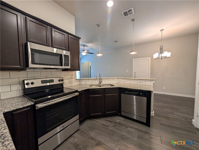Building Photo - 546 Creekside Frst
