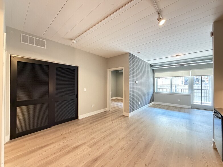 Building Photo - 941 W Belmont Ave