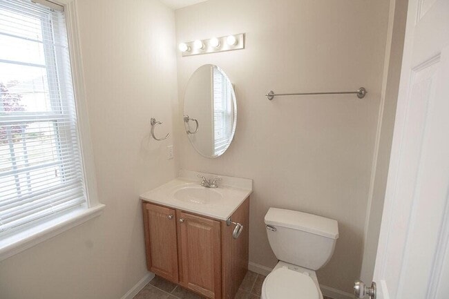 Building Photo - 1932 Center St