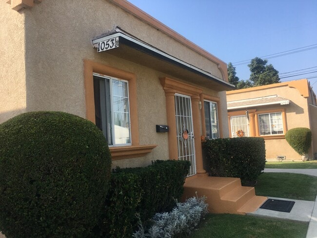 Building Photo - 1053 W 51st Pl