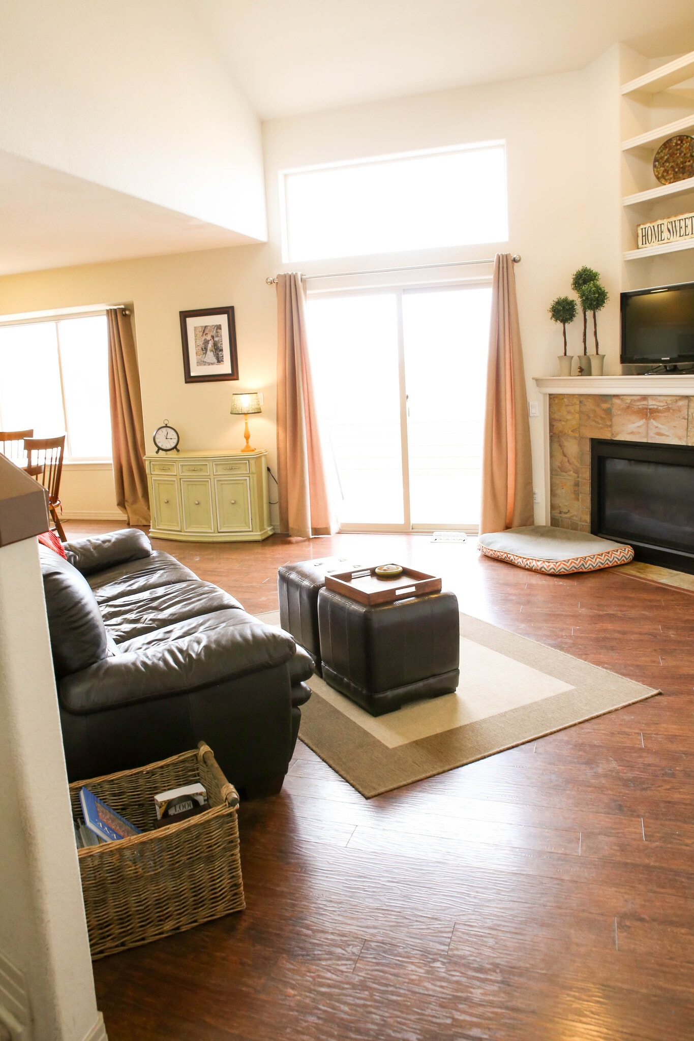 Entrance looking towards Living Room - 2028 CENTENNIAL DR