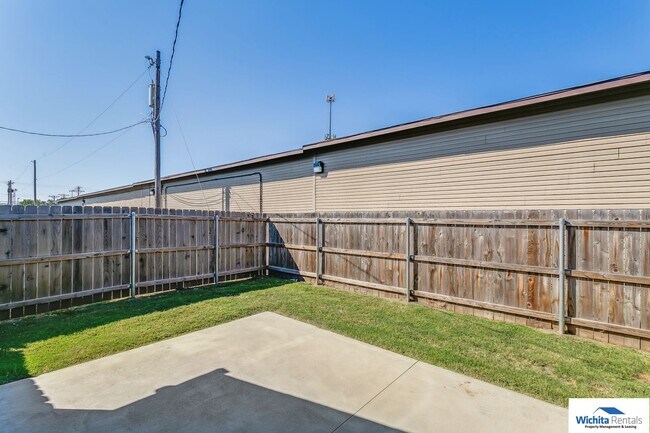 Building Photo - 3 bedroom 2 bath duplex