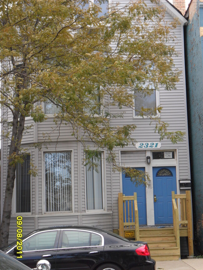 Primary Photo - 2321 W Belmont Ave