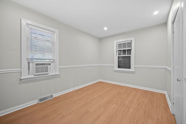 Building Photo - 4 Thurston Ave