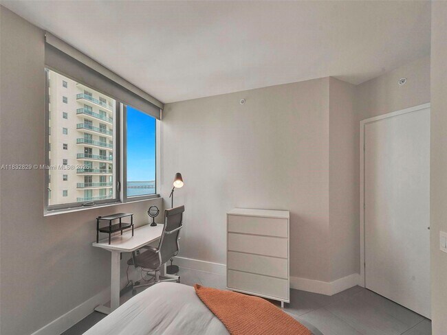 Building Photo - 1300 Brickell Bay Dr