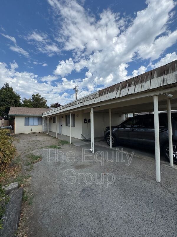 Primary Photo - 942 E Tulare Ave