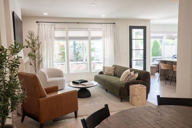 Building Photo - Newly Professionally Designed Home Westsid...