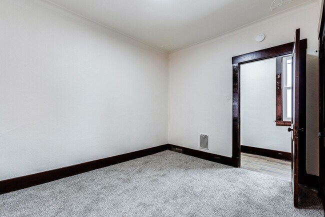 Building Photo - 609 E Warrington Ave