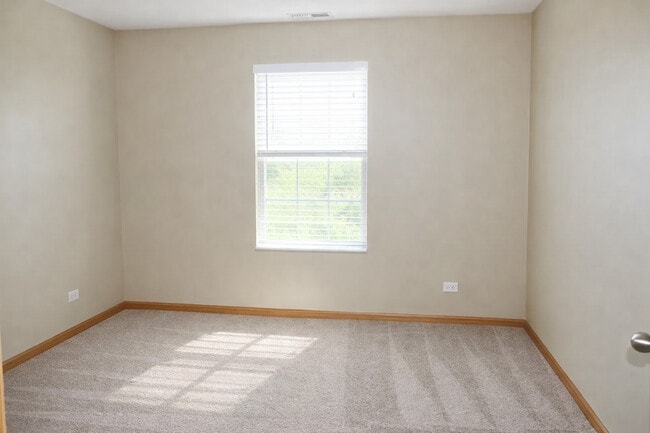 Building Photo - 1447 Millbrook Dr