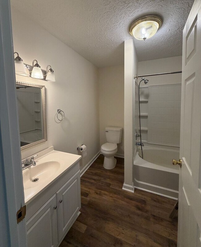 Building Photo - 3 Bed 1 Bath Home