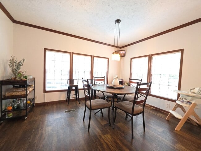 Building Photo - 21683 White Oak Dr