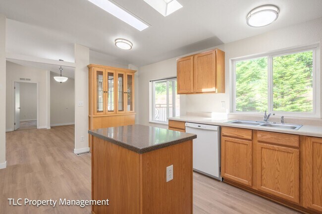 Building Photo - 3bd/2bath Home with a view!!