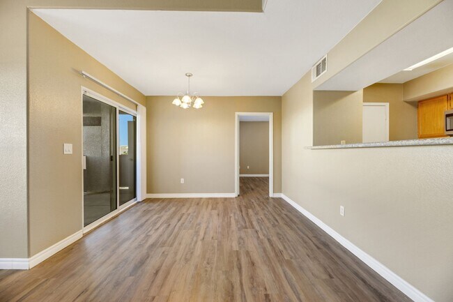 Building Photo - Gated 2 bedroom condo