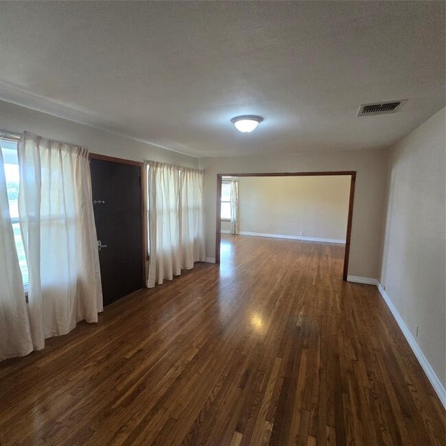 Building Photo - 504 Corral Ln