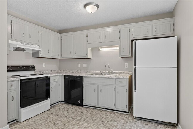 Building Photo - Pet Friendly Three Bedroom!