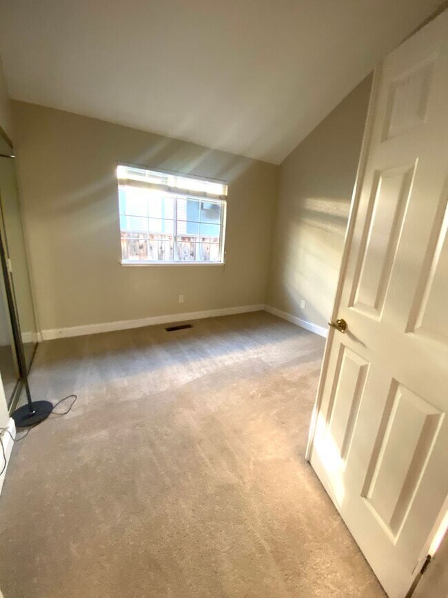Building Photo - Pleasanton 3 Bd./2 Bath, Lots of Light, Top Rated Schools, Close to 580/680, Shopping & Restaurants