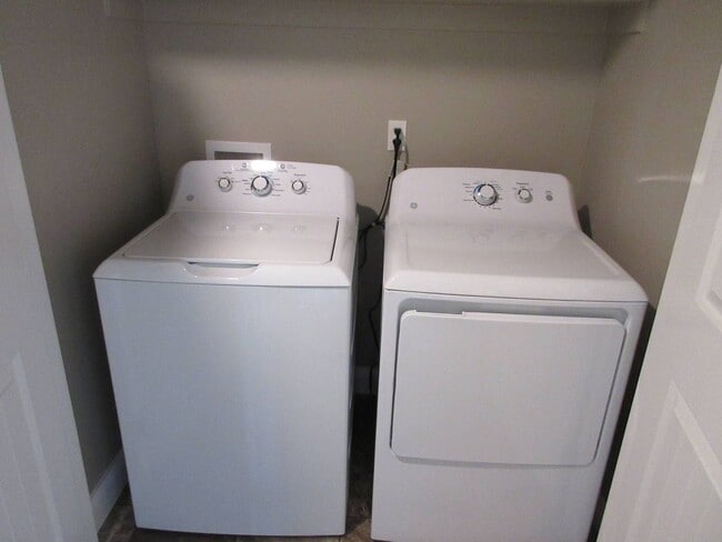 Building Photo - ** Move-in Discount** Newer Town home living in the heart of Cedar City!