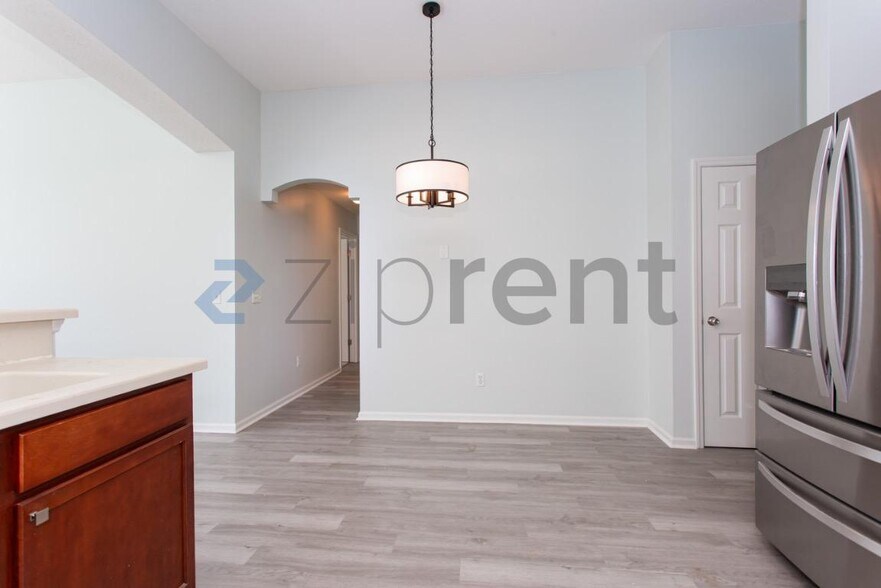 Building Photo - 168 Oak Common Ave