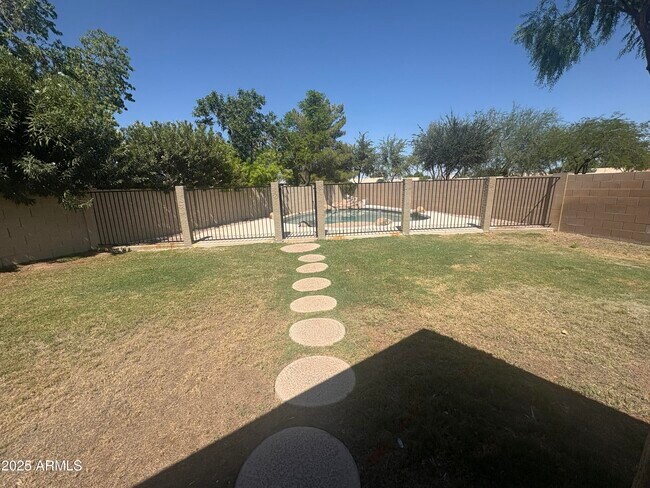 Building Photo - 918 S San Joaquin Ct