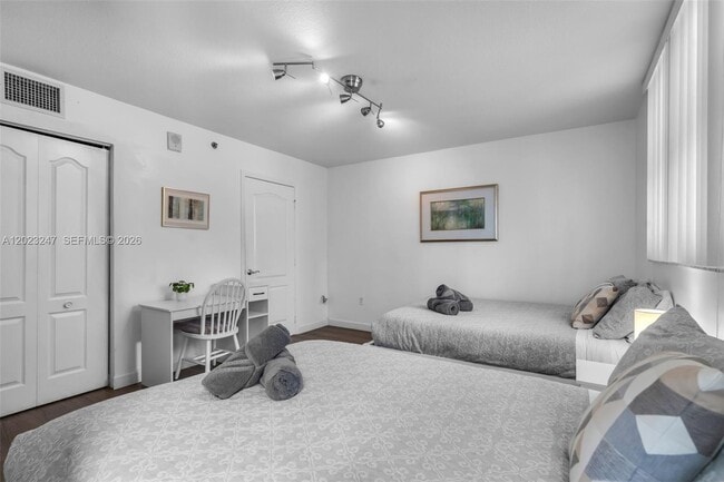Building Photo - 1200 Brickell Bay Dr