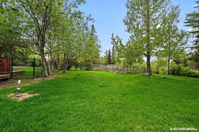 Building Photo - Hillside Retreat